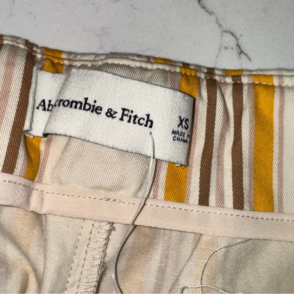 Abercrombie and Fitch yellow beige striped cotton high rise shorts XS NWT